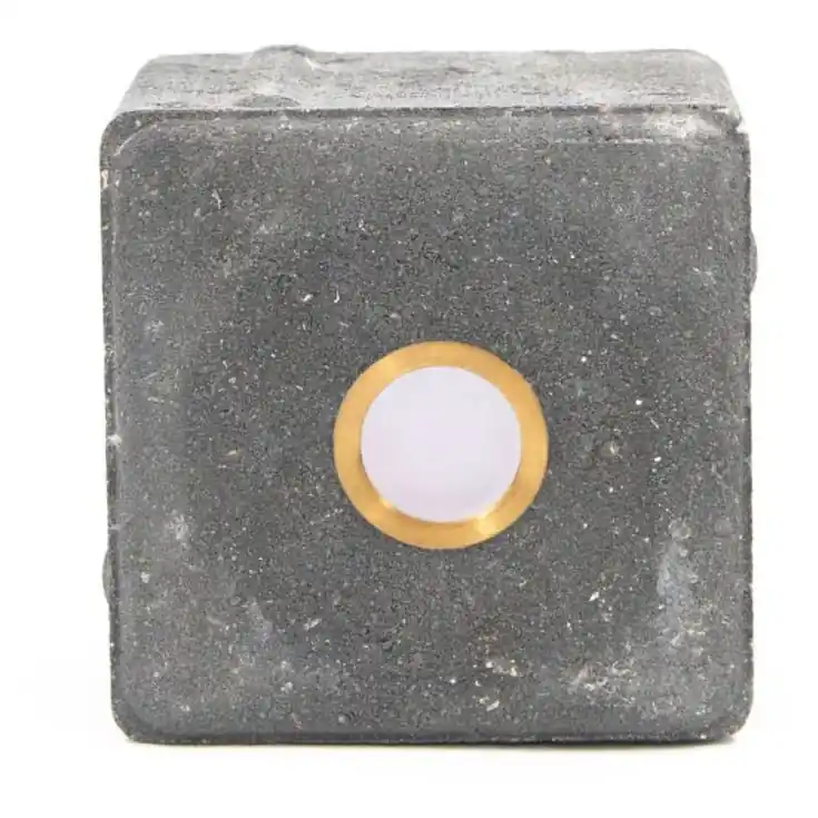 Light By Juhl betonflise med Cosmos messing spot, 10x10x6 cm, antracit | Lav pris